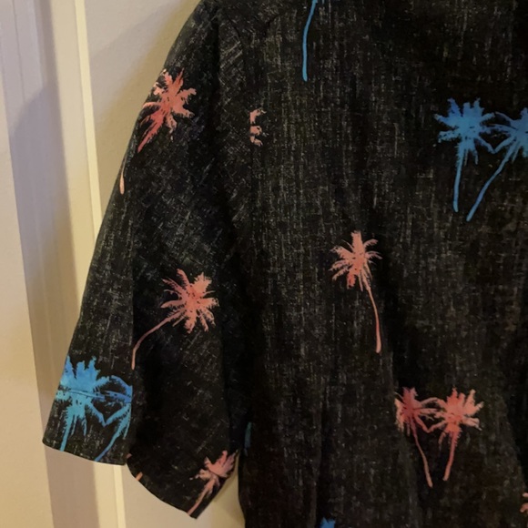 Men’s large button-down Hawaiian shirt black and gray - Picture 4 of 8